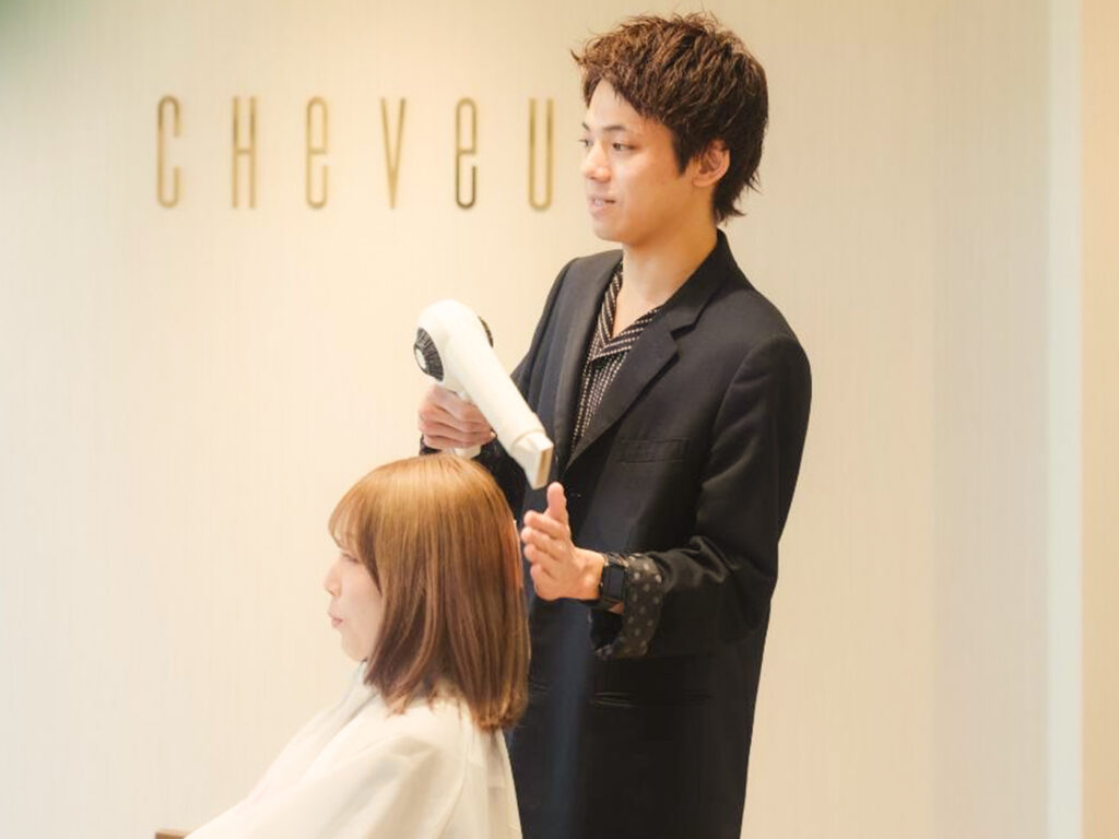 未経験から美容師へ。
学費サポートと通信課程で未経験からでも美容師になれる。